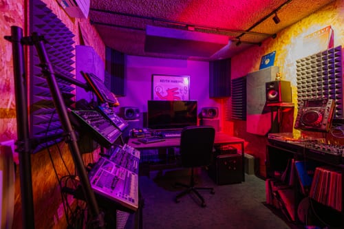Studio 3 — DJ studio met vinyl en draaitafels